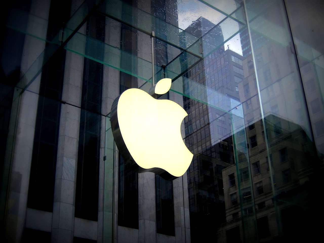 apple logo new york store