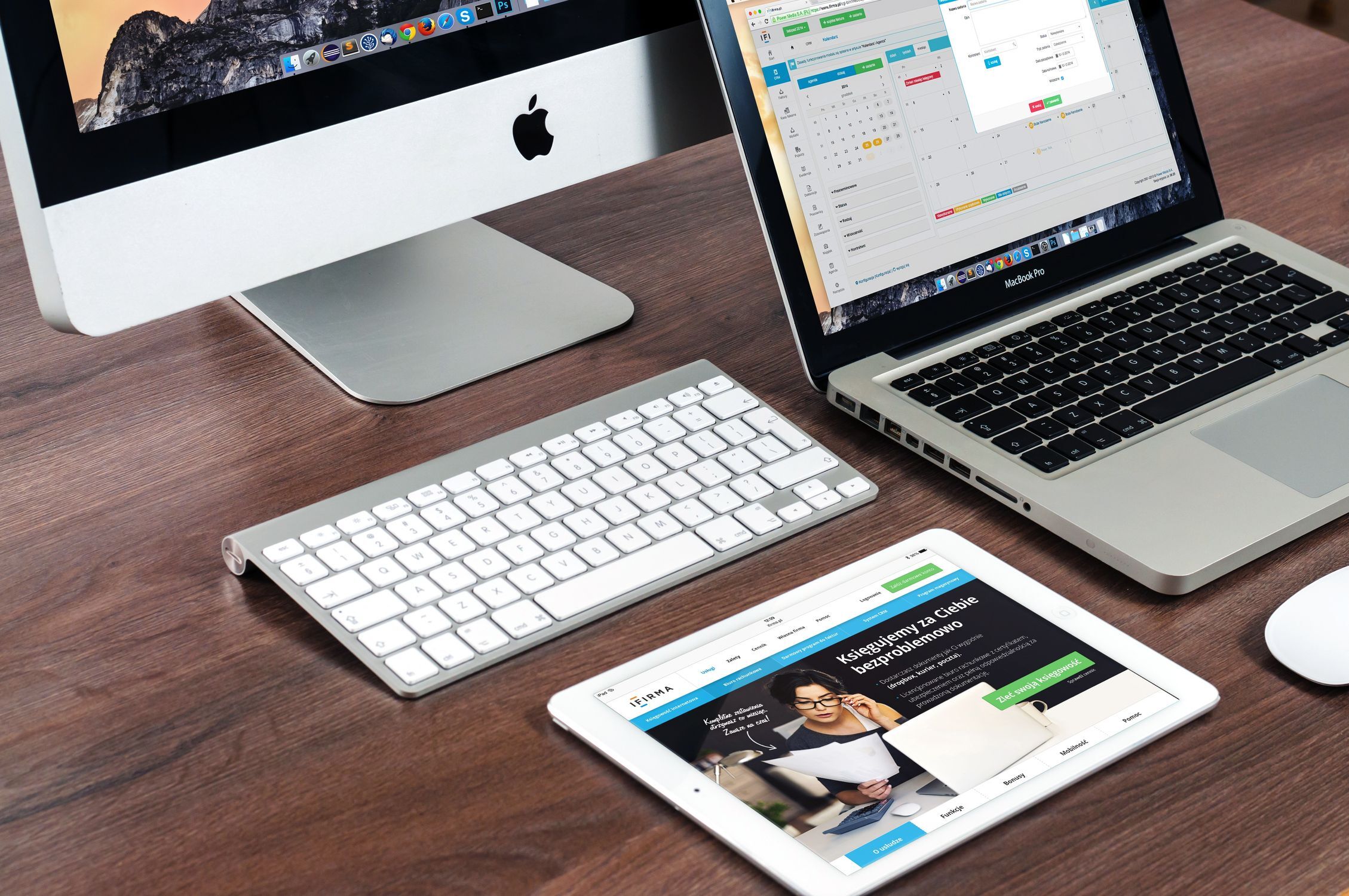 Apple devices on a desk including iMac, MacBook and iPad. Photo by Pixabay on Pexels