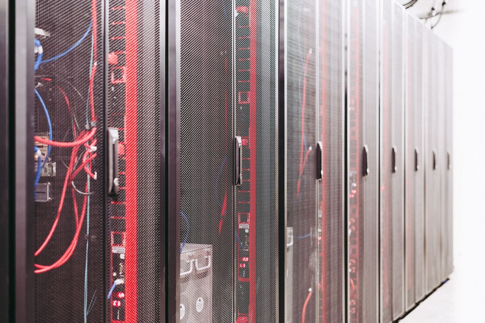 Salle serveurs en datacenter, illustration d'un MDM souverain hébergé en France. Photo par Brett Sayles sur Pexels