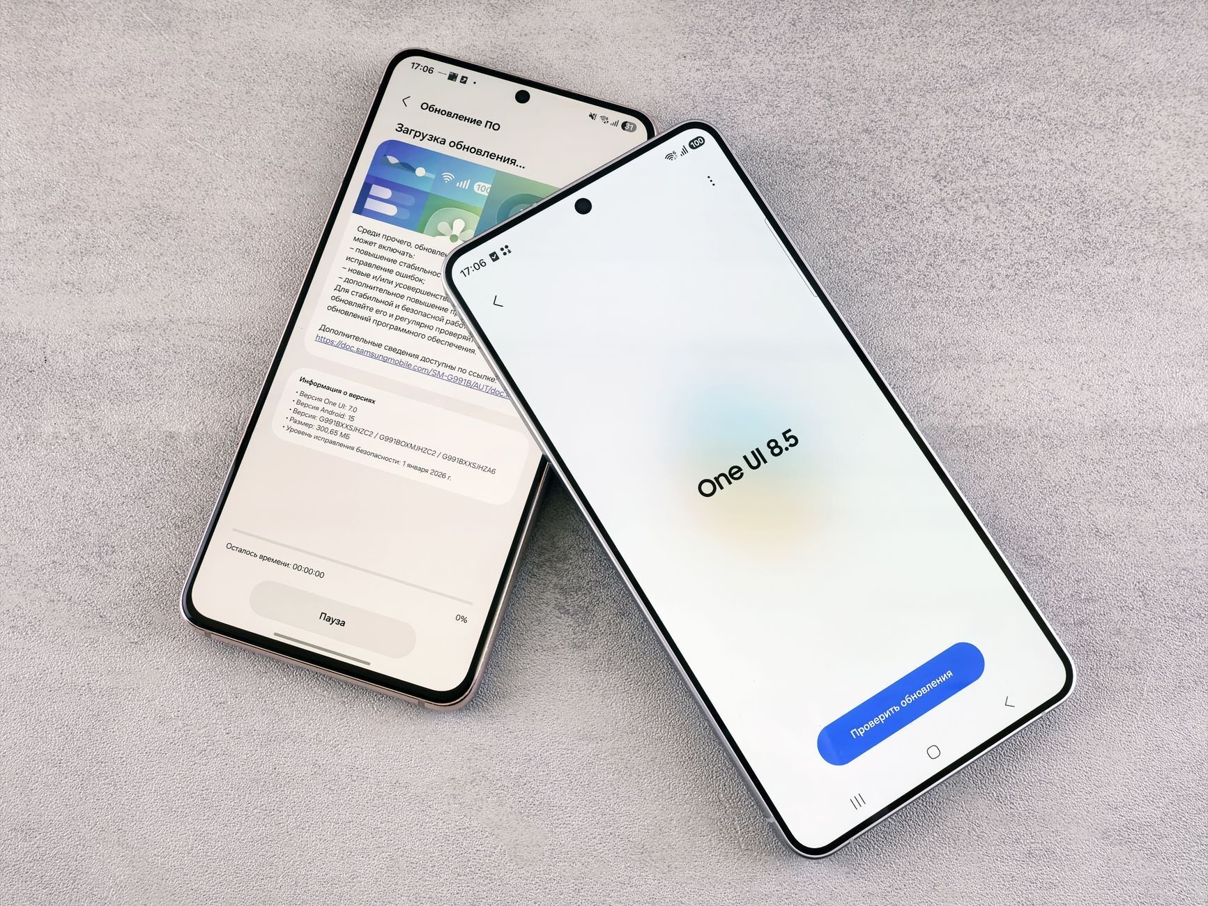 Deux smartphones affichant un écran de mise à jour logicielle