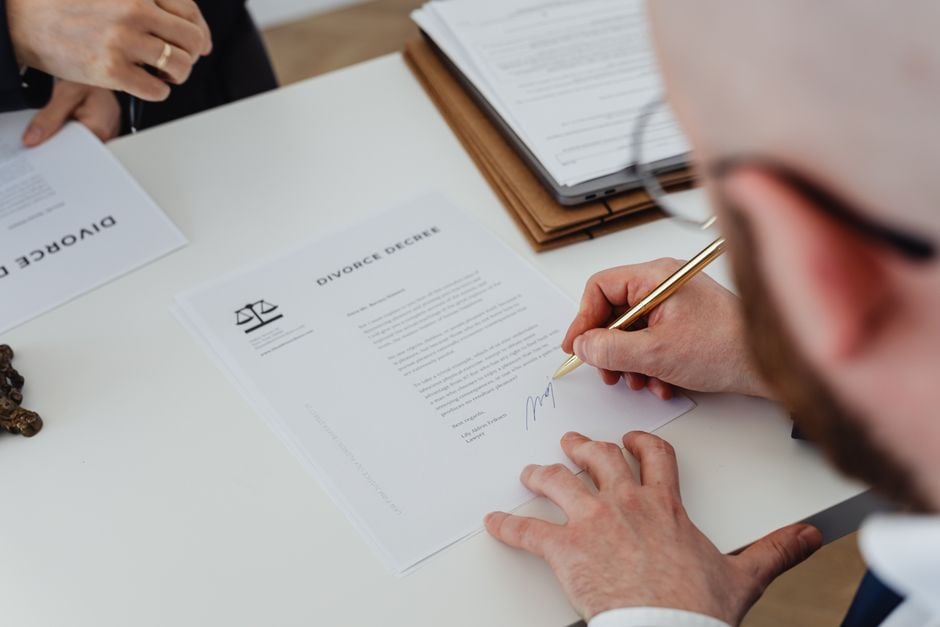 Collaborateur signant une charte d'utilisation des appareils mobiles