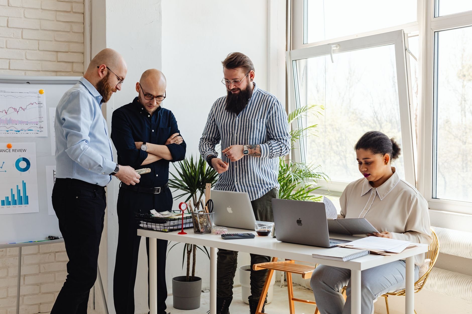 IT-Team verwaltet unternehmenseigene Endgeräte in einem modernen Büro