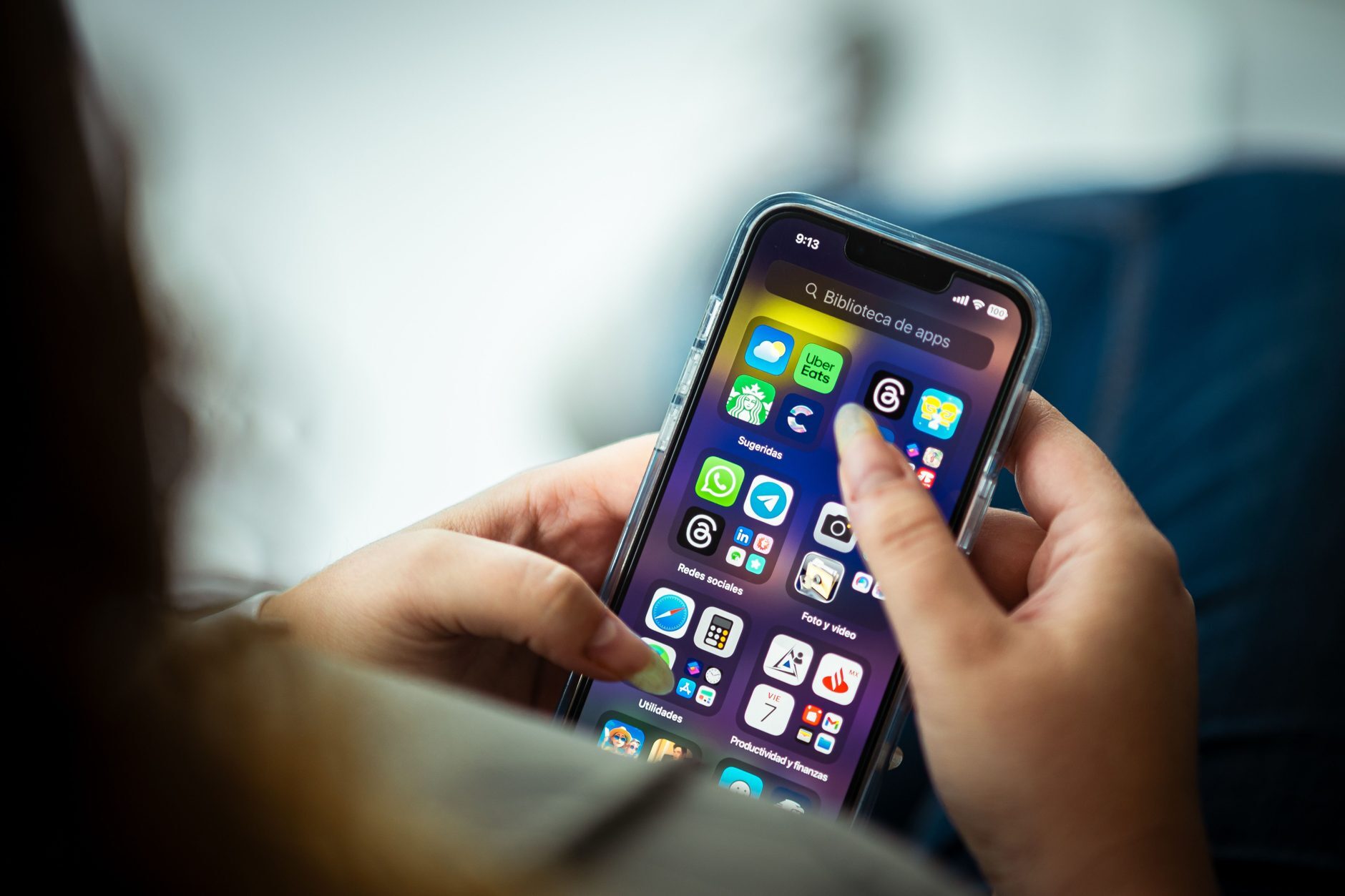 Une collaboratrice parcourt les applications de son smartphone, un store d'entreprise à portée de main