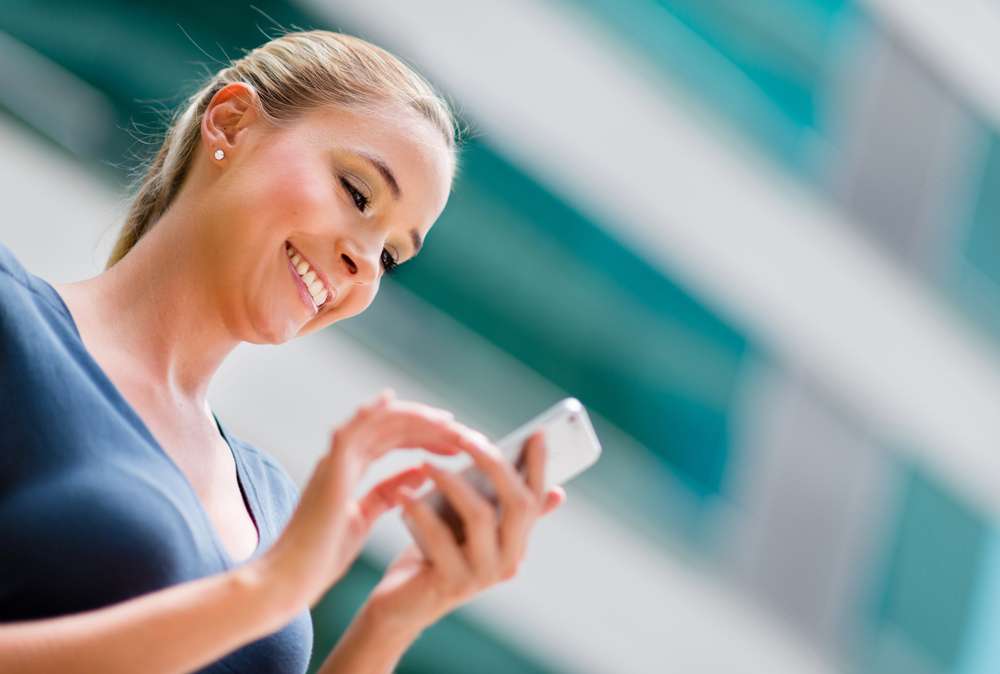 Femme d'affaires utilisant une application sur un smartphone avec mobile device management