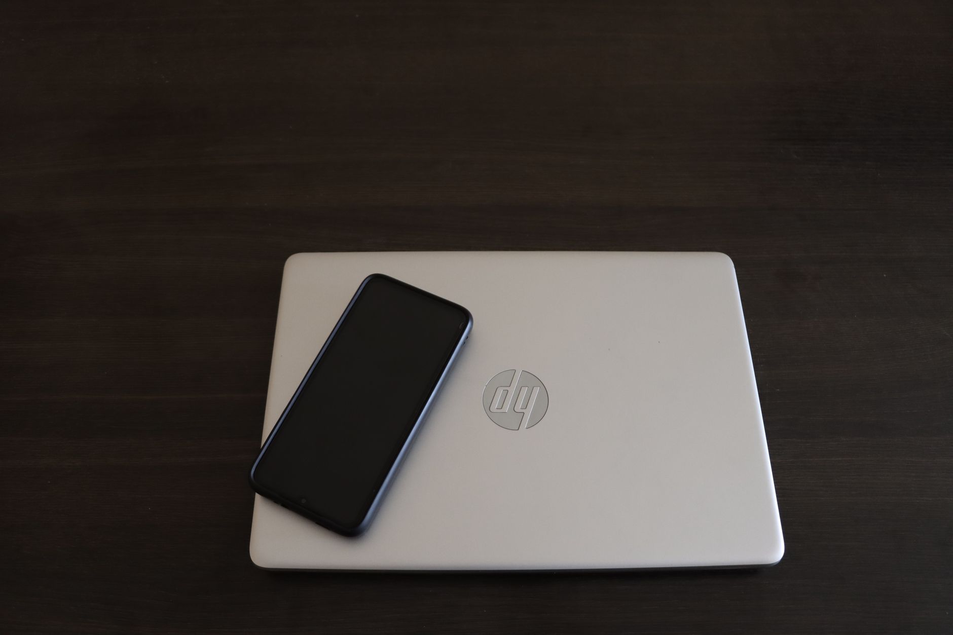Ordinateur portable et smartphone sur un bureau, comparatif MDM Appaloosa et Microsoft Intune