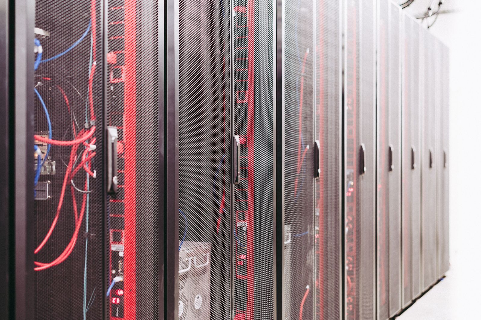 Salle serveurs en datacenter, illustration d'un MDM souverain hébergé en France. Photo par Brett Sayles sur Pexels