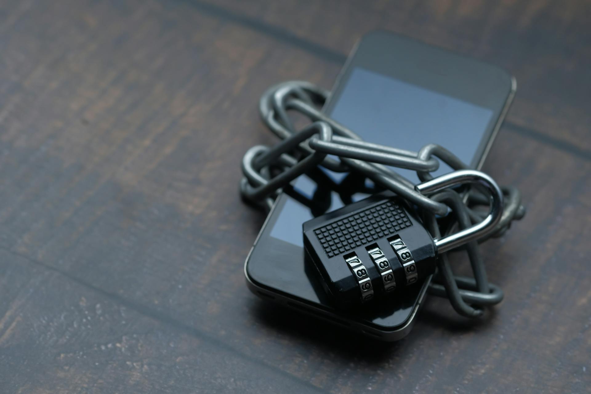 Smartphone professionnel verrouillé par un cadenas : illustration de la conformité NIS 2 pour les terminaux mobiles