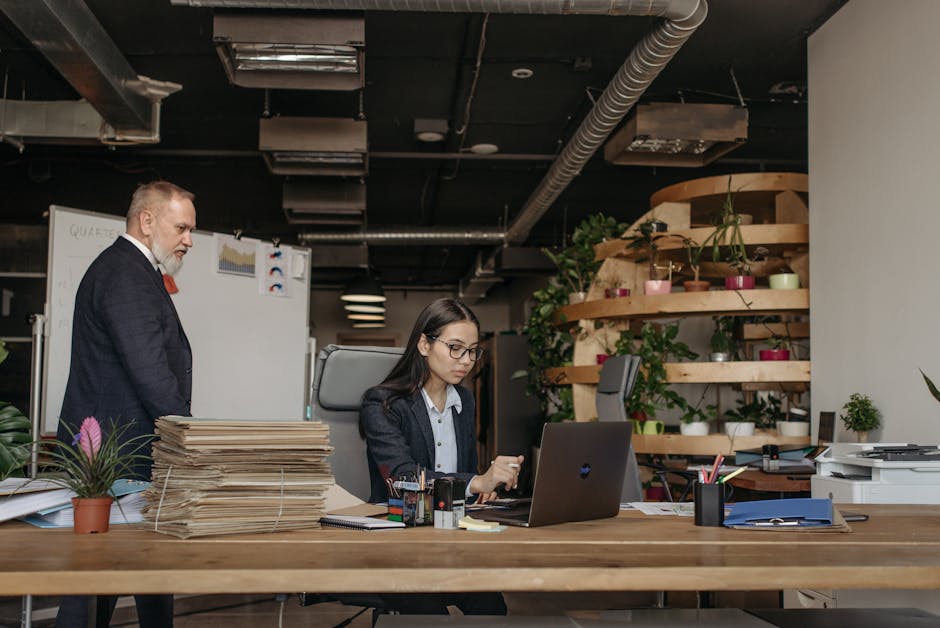 Administrateur IT révisant une checklist de départ salarié sur ordinateur. Photo par Pavel Danilyuk sur Pexels