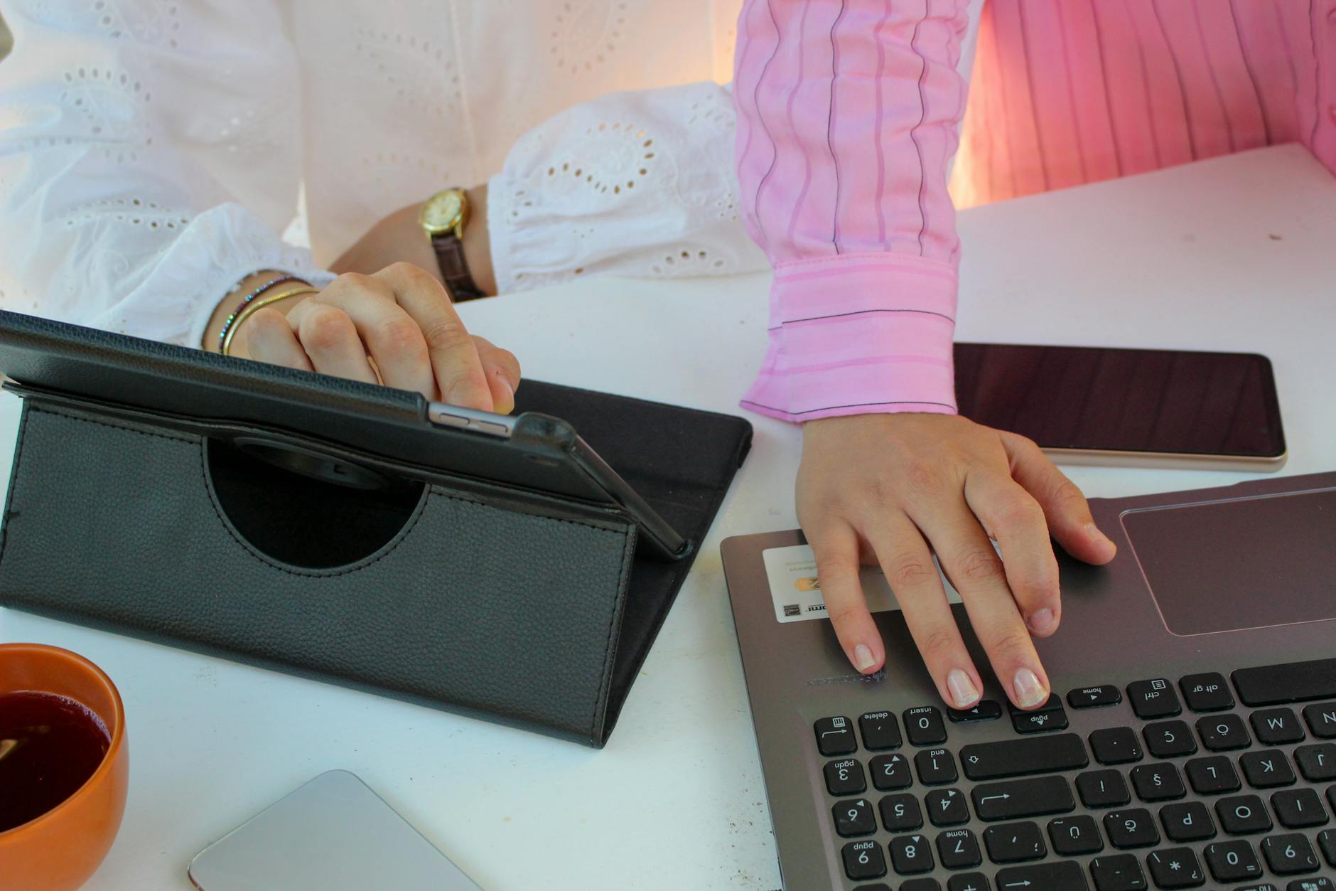 Office scene showing teamwork using a laptop, tablet, and smartphone. - Photo by Ebru DOĞAN on Pexels