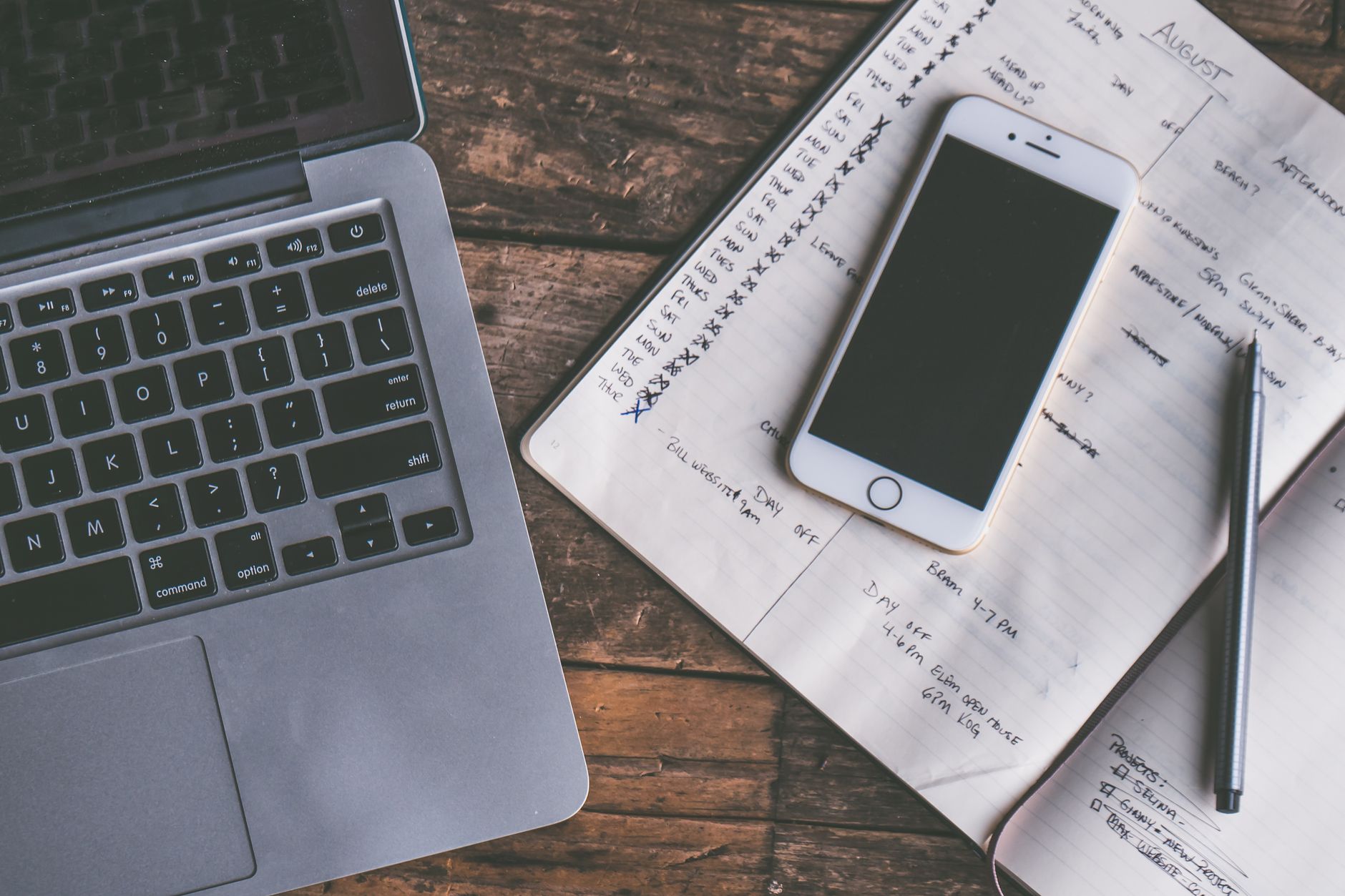 MacBook et iPhone sur un bureau, gestion des appareils Apple
